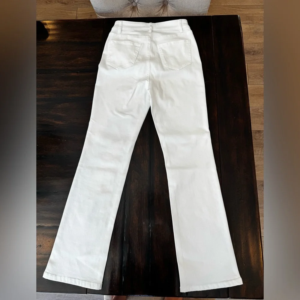 J.McLaughlin White super Stretchy Jeans SZ 0
Women’s White Flare Jeans EUC - Picture 3 of 9